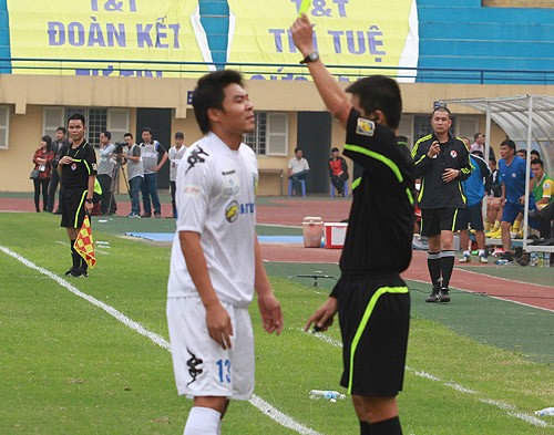 Trọng tài Nguyễn Đức Vũ đã phải rút 5 thẻ vàng cảnh cáo các cầu thủ chủ nhà.
